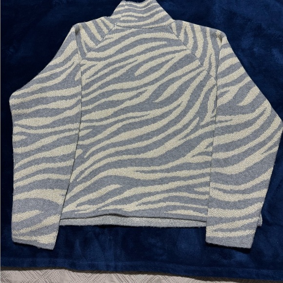 Ann Taylor Gray and Cream Knit Top - Picture 4 of 7